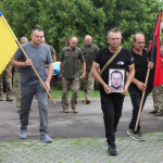 Весільний коровай - у траурній процесії: на Волині попрощалися з Героєм Віктором Бурковським