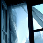 дівчина випала з вікна в Івано-Франківську