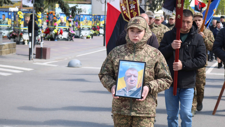 Близько 11 місяців вважався зниклим безвісти: на Волині попрощалися із захисником Василем Фаринюком