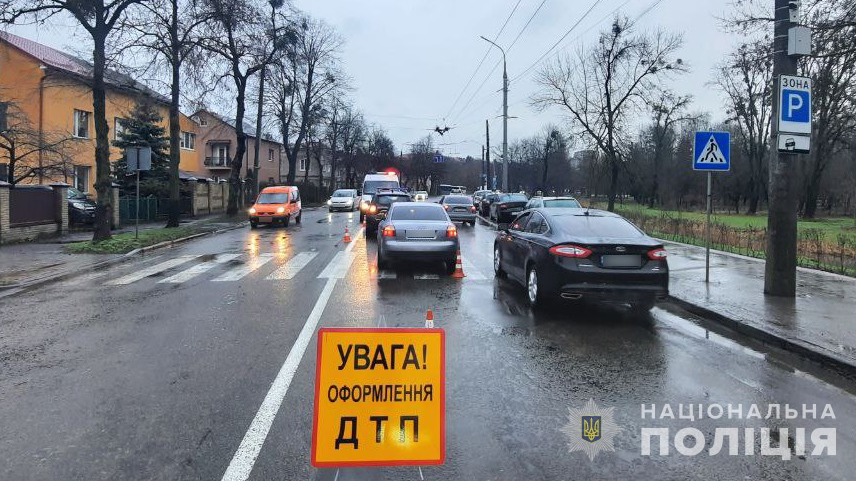 У Луцьку на пішохідному переході автівка збила жінку, вона у лікарні