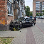 У Луцьку водій врізався у стіну багатоквартирного будинку: на місці працює швидка і евакуатор