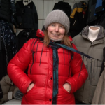 «Сім'ю годувати треба»: як продавці на луцькому ринку рятуються від морозів. Відео