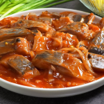 Оселедець у томатному соусі з цибулею: зникає зі столу за лічені хвилини