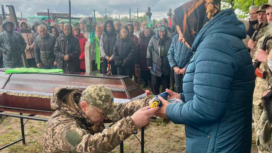 Понад пів року вважався зниклим безвісти: на Волині попрощалися з воїном Петром Яскичем