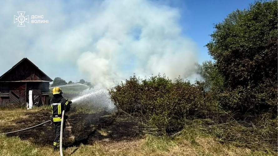 На Волині через необережне поводження з вогнем ледь не згоріла господарська будівля