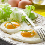 Дієтичний та дуже смачний сніданок без краплі олії: як посмажити яйця на воді