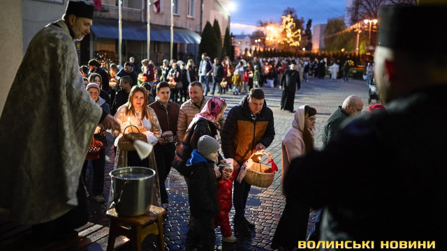 Як у Луцьку освячували кошики напередодні Великодня