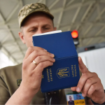 На Волині судили прикордонника ПП «Устилуг-Зосин», який допоміг незаконно виїхати аж 38 чоловікам до Польщі. Свою провину чиновник визнав та зробив донат на ЗСУ у 250 тисяч гривень. Рішенням суду чоловік отримав покарання у вигляді службового обмеження на два роки з відрахуванням в дохід держави 10 відсотків із суми грошового забезпечення.