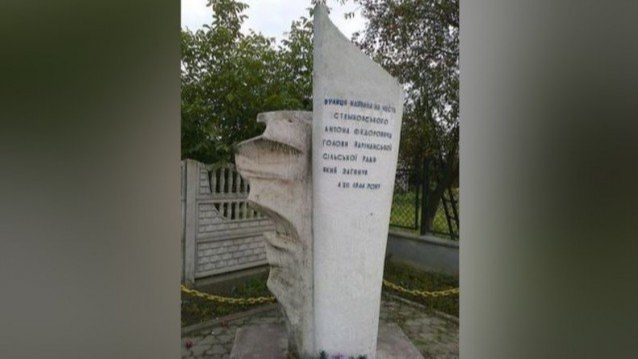 Син і внук «пам'ятника» – проти: у селі на Волині планують знести монумент місцевому комуністу