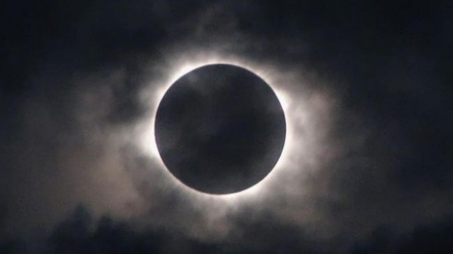 Місячне затемнення у травні: яку небезпеку воно може принести та що робити не можна