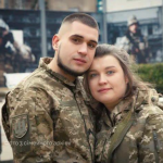 Знайшли кохання у черзі до ТЦК: історія подружжя військових з Волині