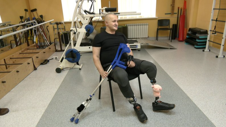 49-річний боєць із Луцька, якому ампутували обидві ноги, вчиться ходити заново