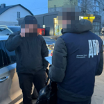 1,5 тисячі доларів за «зняття з розшуку» – на Волині затримали правоохоронця