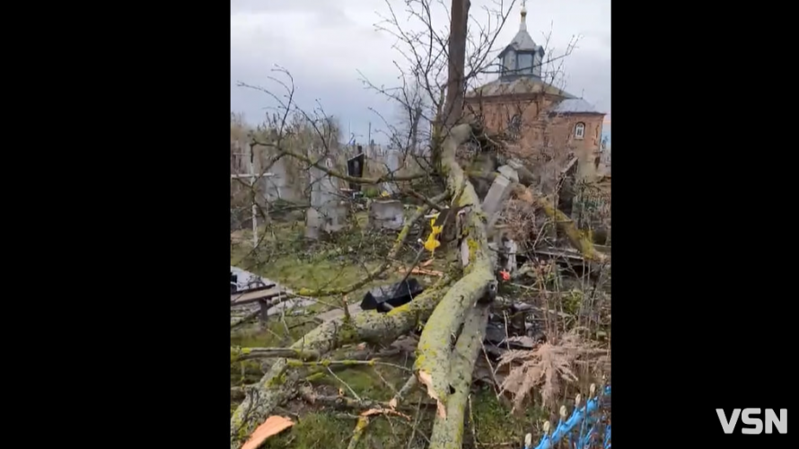 «Знищені пам'ятники»: негода на Волині повалила дерева на кладовищі