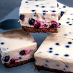 Без духовки і сковороди: лінивий сирний пиріг за декілька хвилин