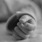 Подружжя попросило знайому приглянути за дитиною: вона віддала їм мертве тіло немовляти