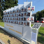 У центрі Луцька встановили фотостенд із понад 300 світлинами зниклих безвісти та полонених захисників