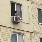 Передавала дворічну дитину через вікно третього поверху: як суд покарав горе-матір з Волині