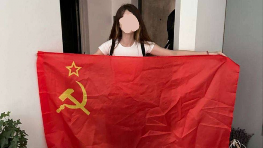 Малолітня блогерка з Луцька фотографувалася з прапором СРСР і знімала відео під російські пісні