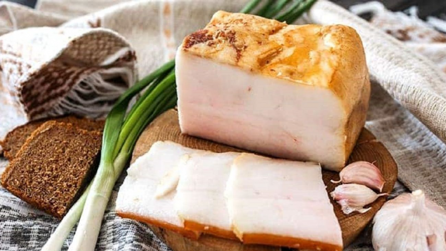 Чи справді сало корисне: скільки можна їсти щодня і кому воно шкодить