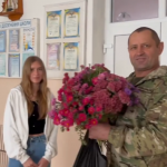Директор ліцею на Волині повернувся з фронту: учні влаштували зворушливу зустріч
