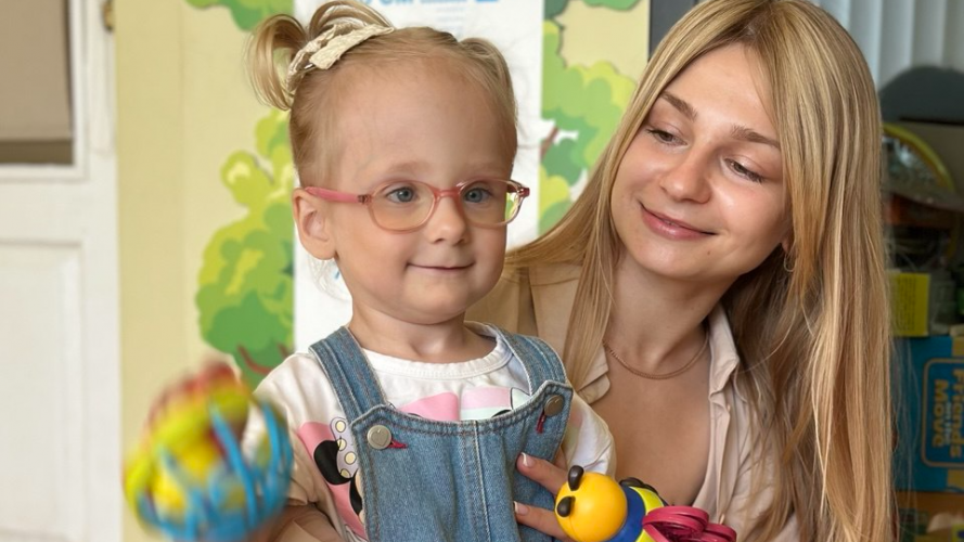 «Всю в трубочках і датчиках»: волинські медики виходили дівчинку, яка народилася з вагою лише 710 грамів