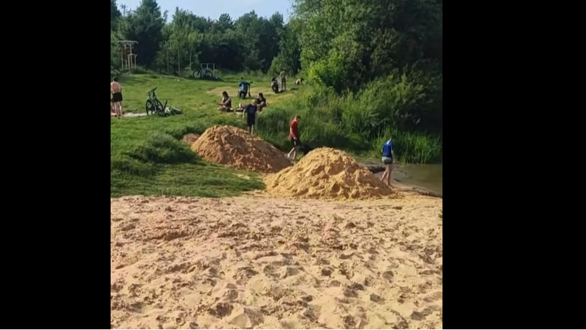 Біля Луцька люди самотужки облаштували пляж - локація