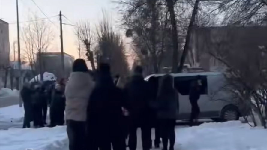 На Волині група п'яних людей заблокували службовий бус ТЦК, вибили вікно та дзеркало