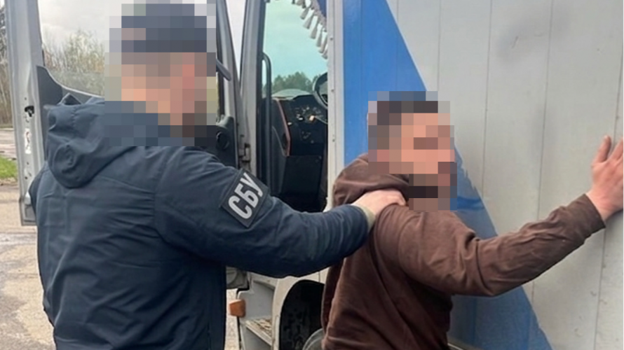 «Під чужим прапором»: у Луцьку затримали студента, який підпалив двері Господарського суду