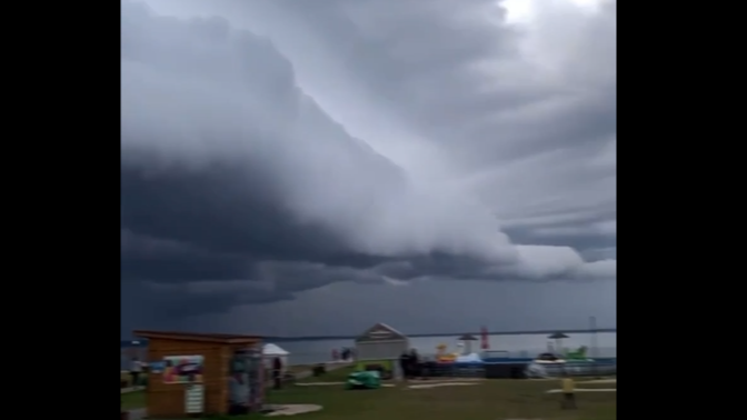Моторошне відео: показали незвичайне захмарене небо над озером Світязь