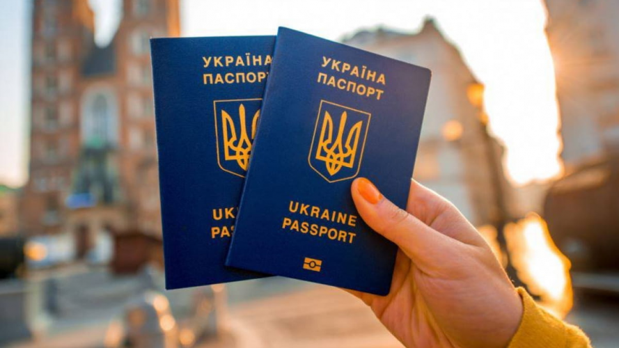 Українцям знову почали видавати паспорти за кордоном