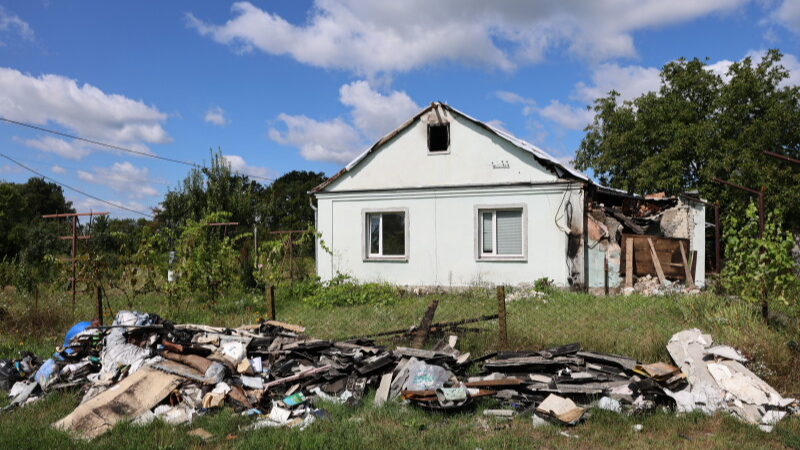 Ракетний обстріл Луцька: ремонтують будинки, які постраждали внаслідок уламків російських ракет