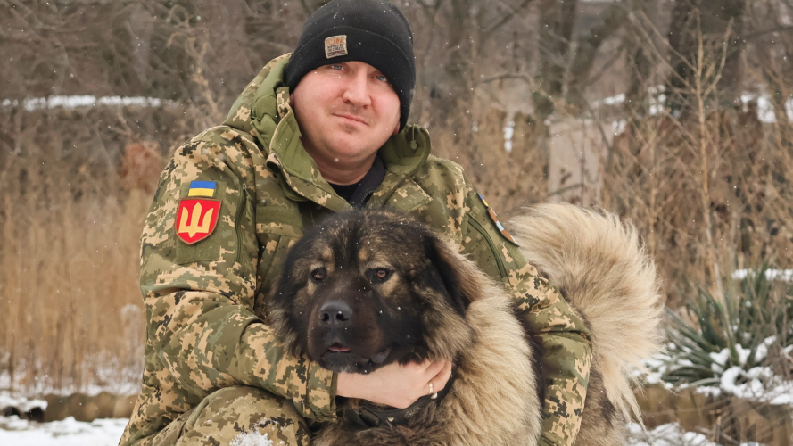 Боєць волинської бригади несе службу разом з вірним другом - кавказькою вівчаркою