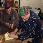 72-річна волинянка квасить капусту в столітній діжці, яка дісталася їй у спадок від мами