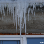 Небезпечні бурульки у Луцьку: хто відповідає за очищення дахів і як убезпечити себе