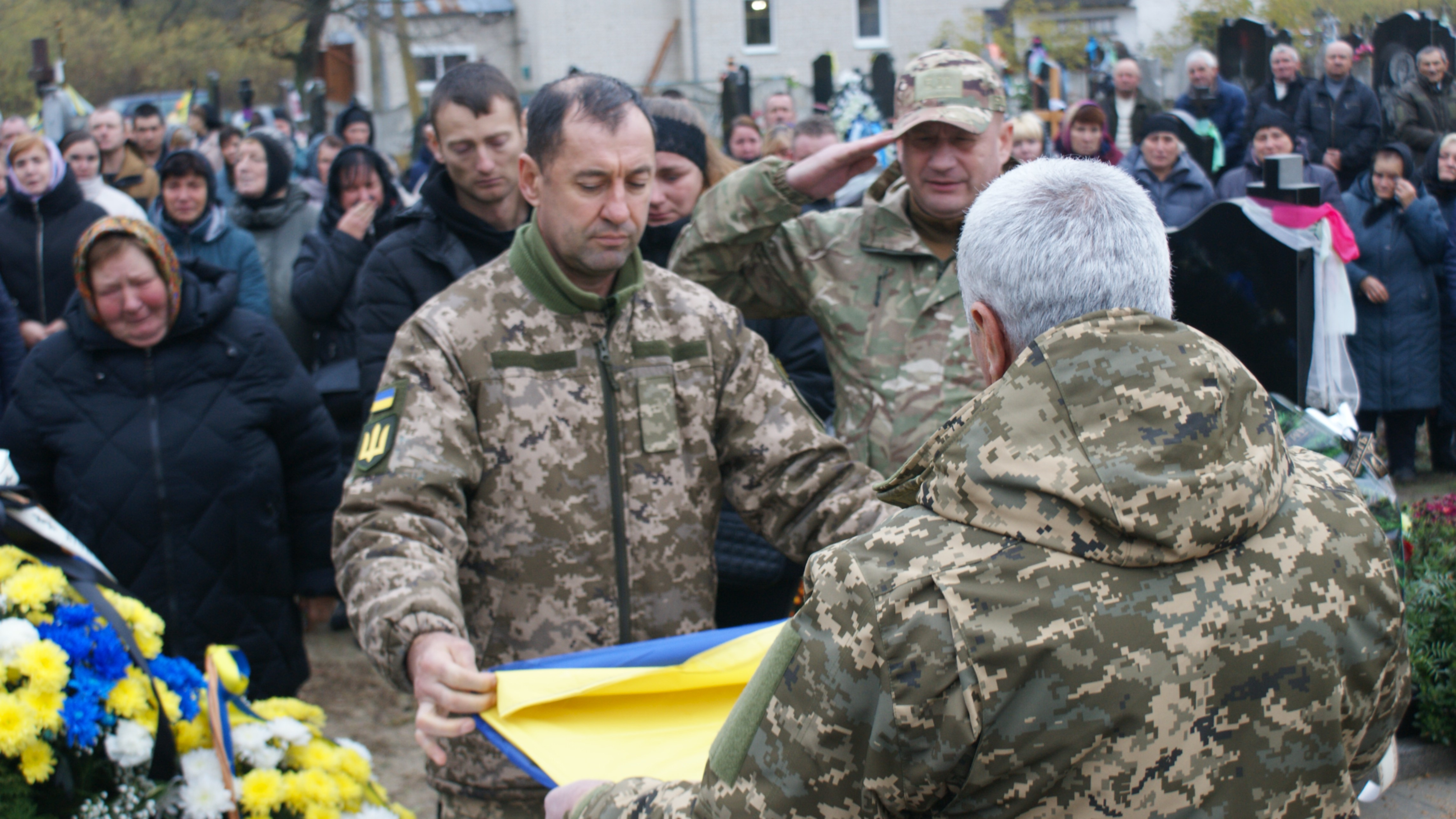 «Встелили всі села квітами, а хлопчика мого немає…»: у громаді на Волині провели в останню дорогу Героя Миколу Загоровця