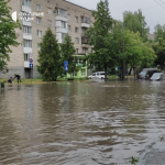 Злива в Луцьку: затопило дороги, транспорт їде «вплав»