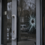 На Волині п’яний чоловік тричі вистрілив у двері центру здоров’я: його судили