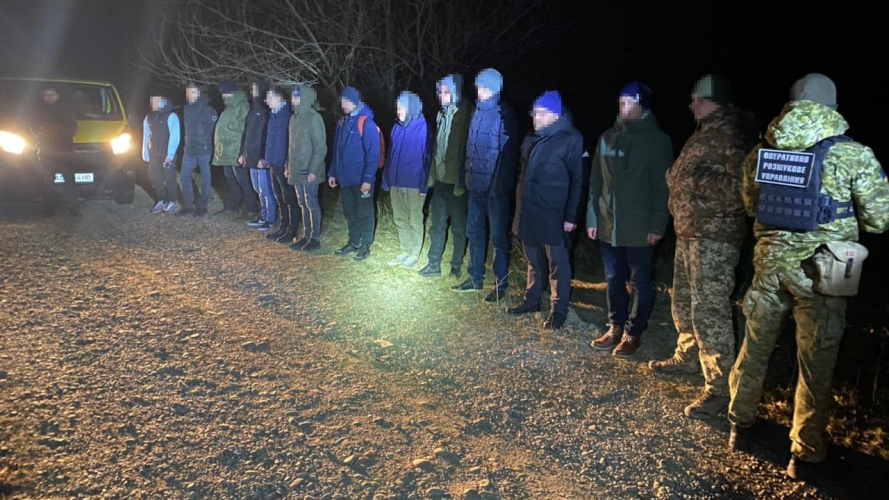 На кордоні України прикордонники привітали з 8 Березня чоловіків-уклоністів