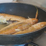 Перед смаженням не обвалюйте рибу в борошні: як уникнути бризок олії та запаху