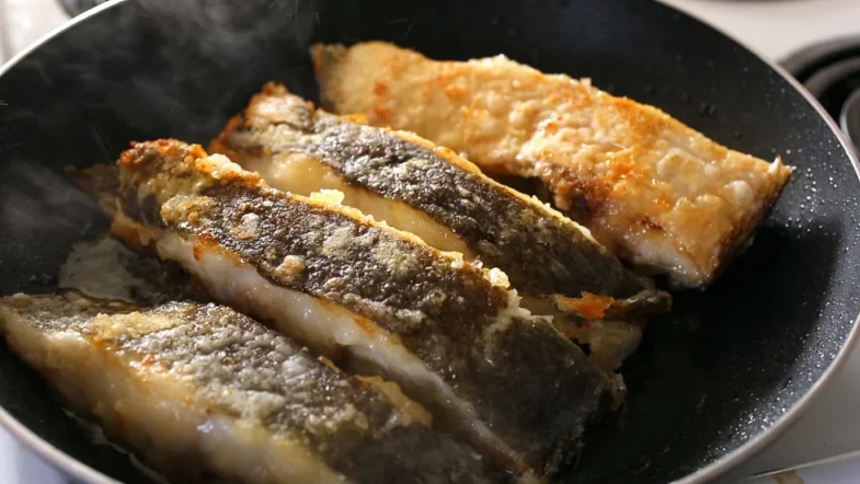 Як позбутися запаху смаженої риби на кухні: прості лайфхаки, які справді працюють