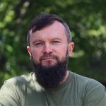 «Хочу обійняти дітей і знову поїхати у велоподорож»: історія бійця «Сталевої сотки», який став фронтовим перукарем