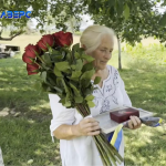 Після гучної відмови: мати полеглого Героя з Волині прийняла «Золотий хрест» із рук побратимів сина