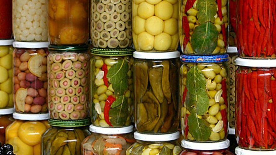 Скільки можна зберігати консервацію: лікарка назвала небезпечні строки та пояснила, коли виникає ботулізм