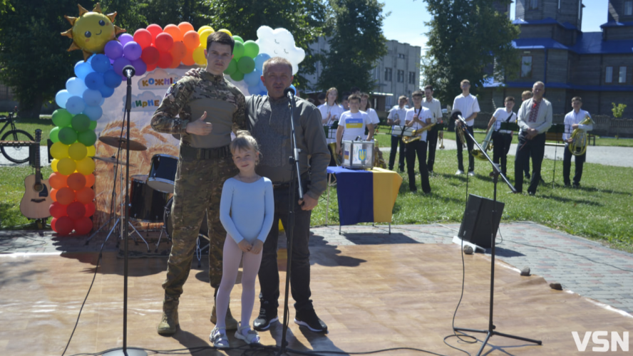 У місті на Волині на благодійному святі зібрали понад 130 тисяч гривень для ЗСУ. Фоторепортаж