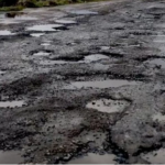 Глибокі вибоїни та зруйнований асфальт: лучани просять відремонтувати дорогу в мікрорайоні Вишків