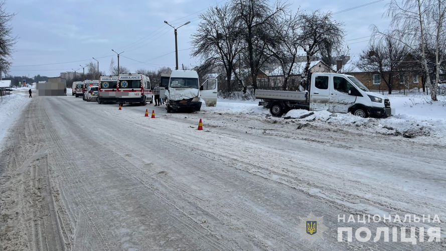 Виїхав на «зустрічну»: на Волині поліцейські з’ясовують обставини зіткнення мікроавтобуса з бусом