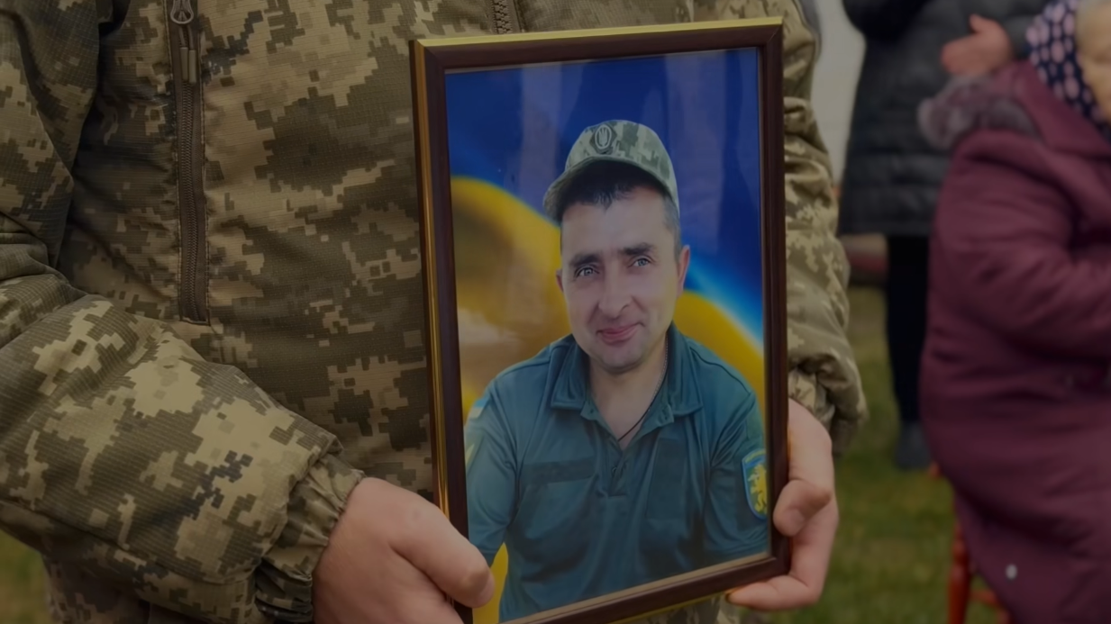 Отримав несумісну з життям мінно-вибухову травму: на Волині поховали захисника Сергія Петрину