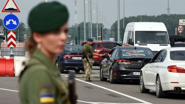 Нові правила виїзду чоловіків до 25 років: що передбачає законопроєкт