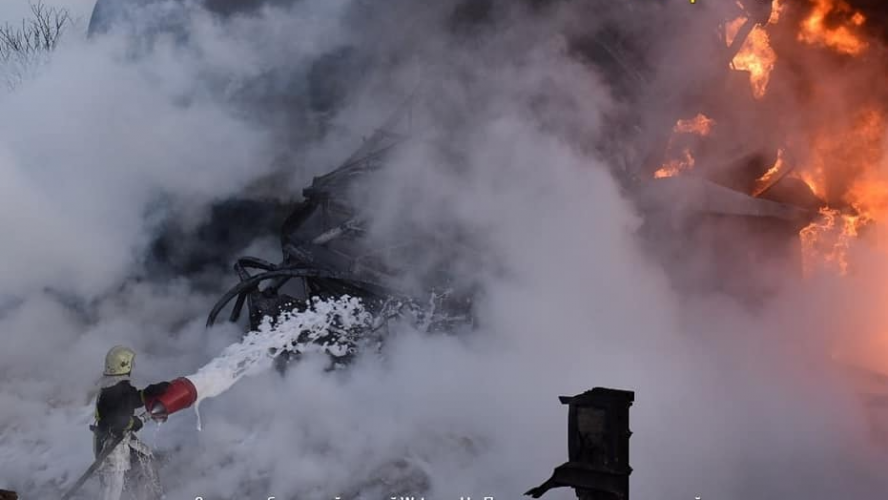 Пожежу на нафтобазі у Луцьку гасили більше 30 годин